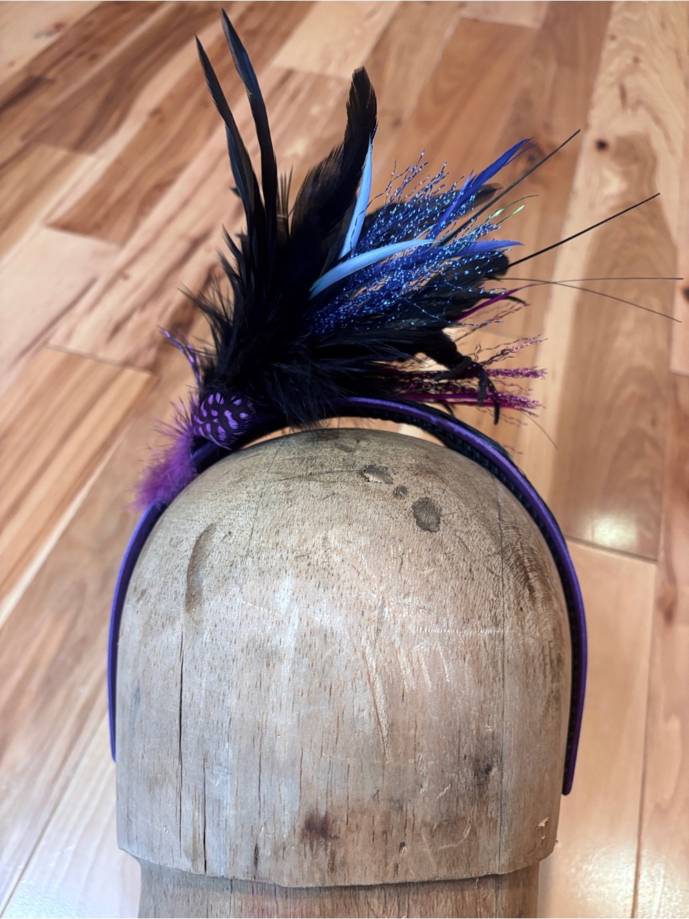 Headband with feathers and spider